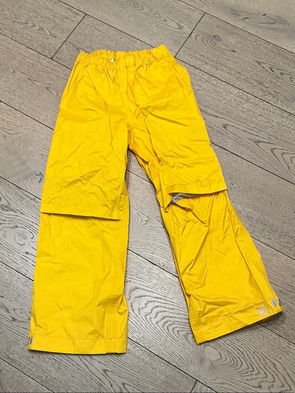 Kids REI yellow rain pants. Size 8/10. Hook and loop bottom closure. like new!